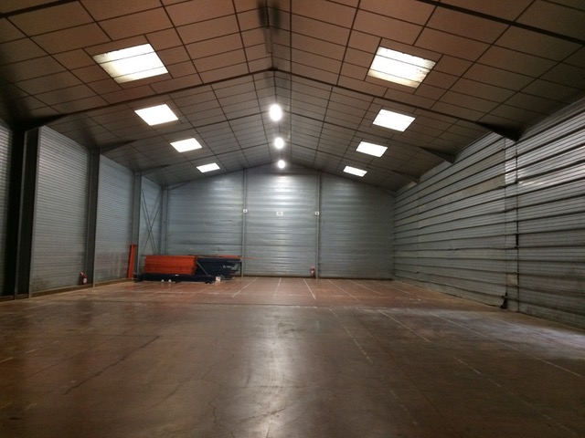 Intérieur hall industriel, charpente métallique et éclairage LED
